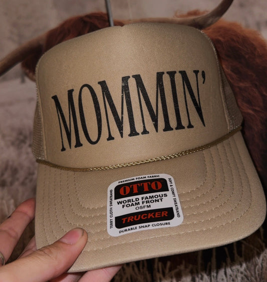 MOMMIN' Trucker Hat